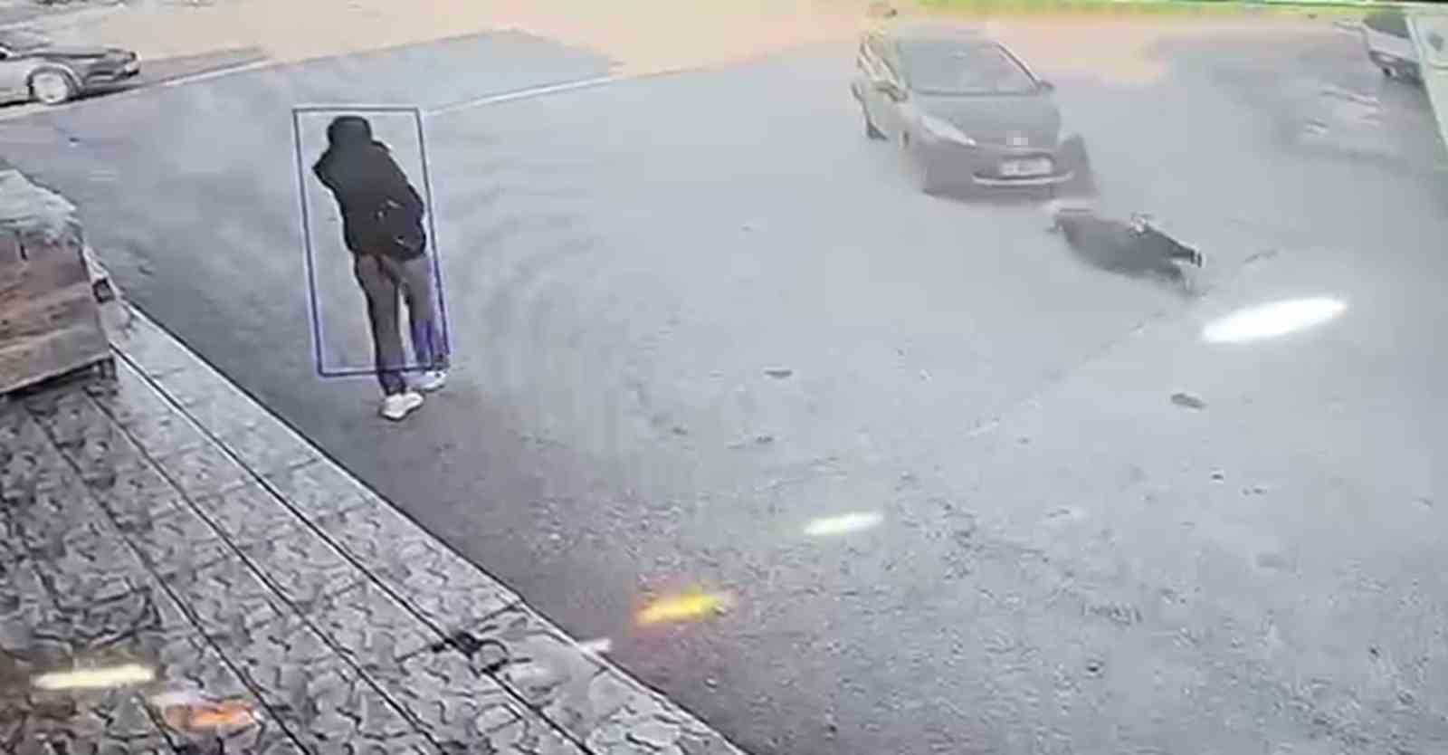 Karşıya geçmeye çalışan kadına otomobil çarptı: Kaza anı kamerada
