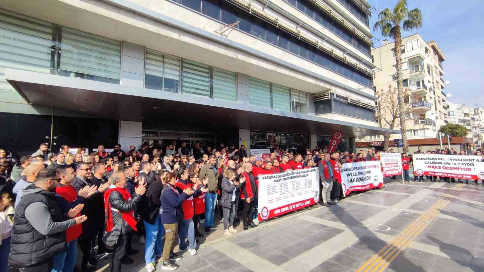 Karşıyaka’da 7 aydır maaş alamayan işçiler belediye kapısında
