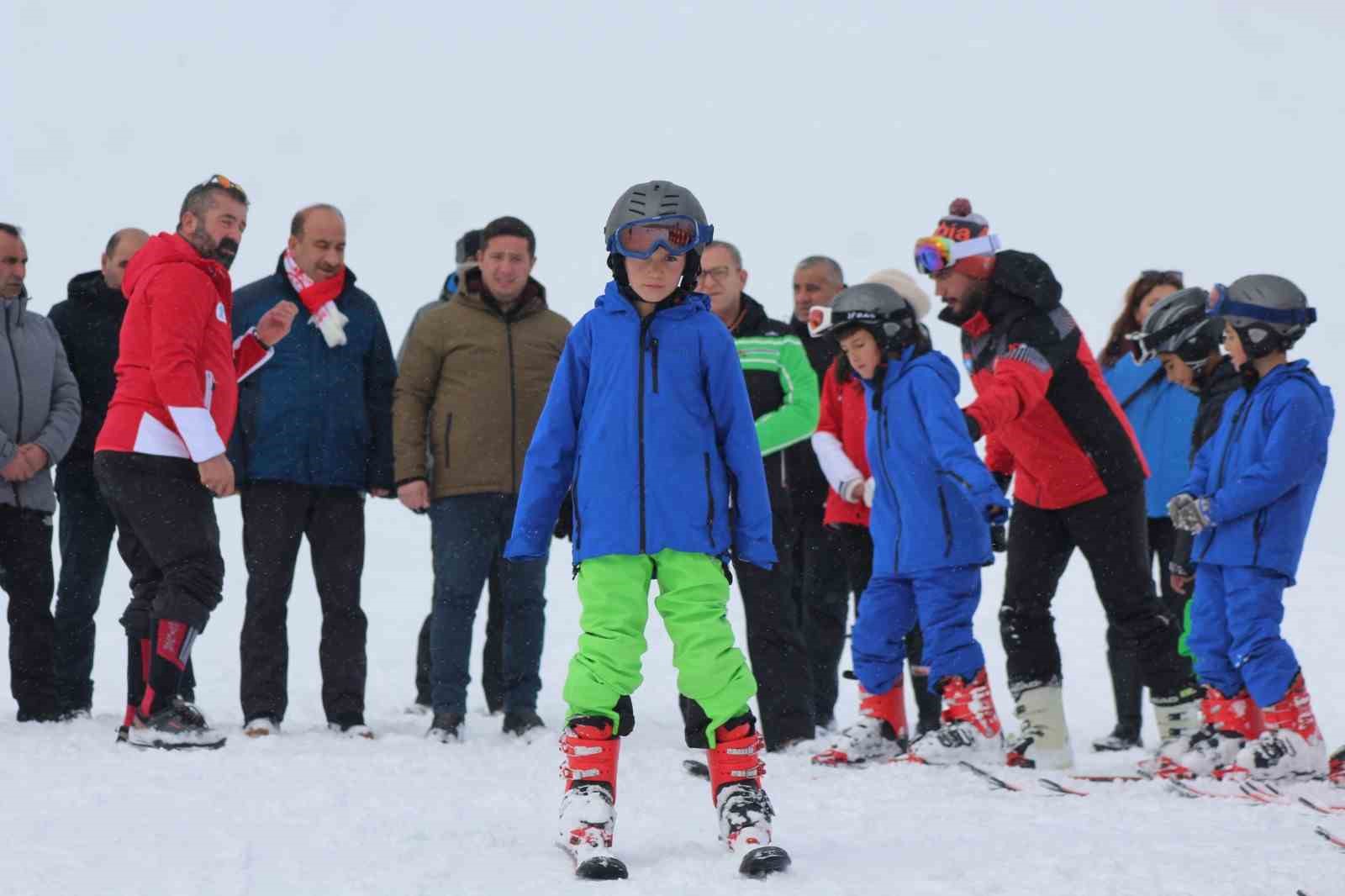 Karslı çocuklar Sarıkamış’ta kayak öğreniyor
