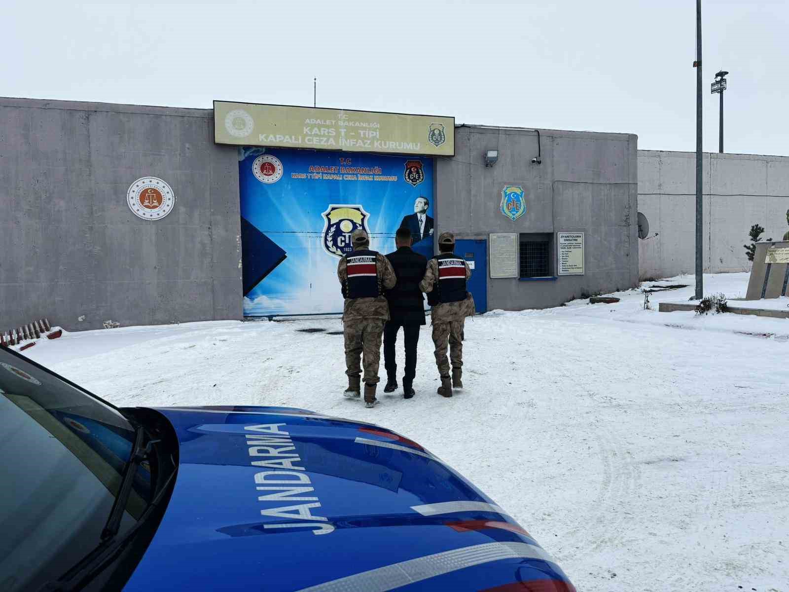 Kars’ta 15 yıl hapis cezasıyla aranan şahıs yakalandı
