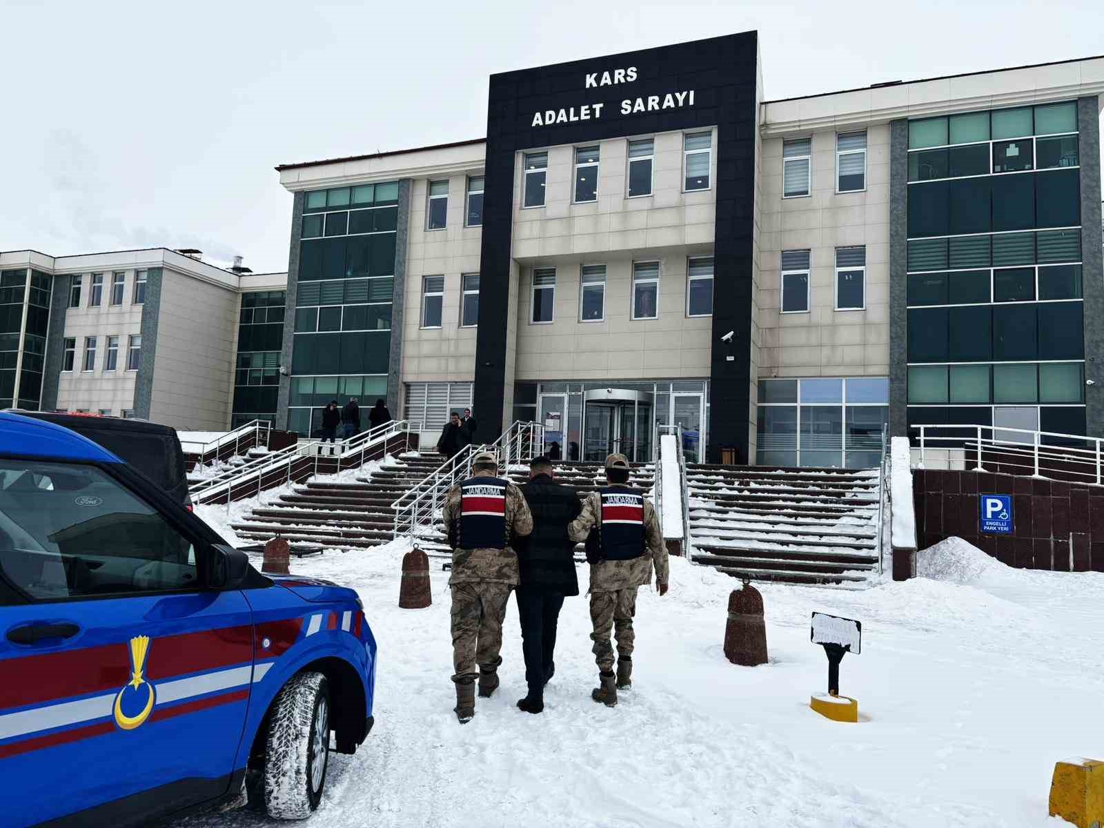 Kars’ta 15 yıl hapis cezasıyla aranan şahıs yakalandı
