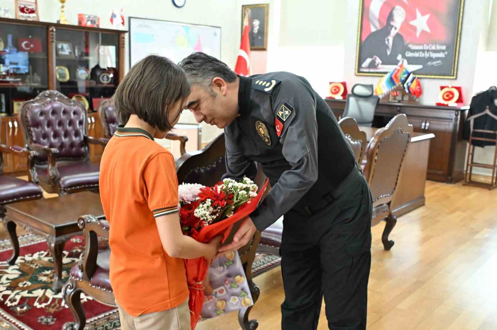 Kars’ta 23 Nisan coşkusu: İlkokul öğrencisi emniyet müdürü koltuğuna oturdu
