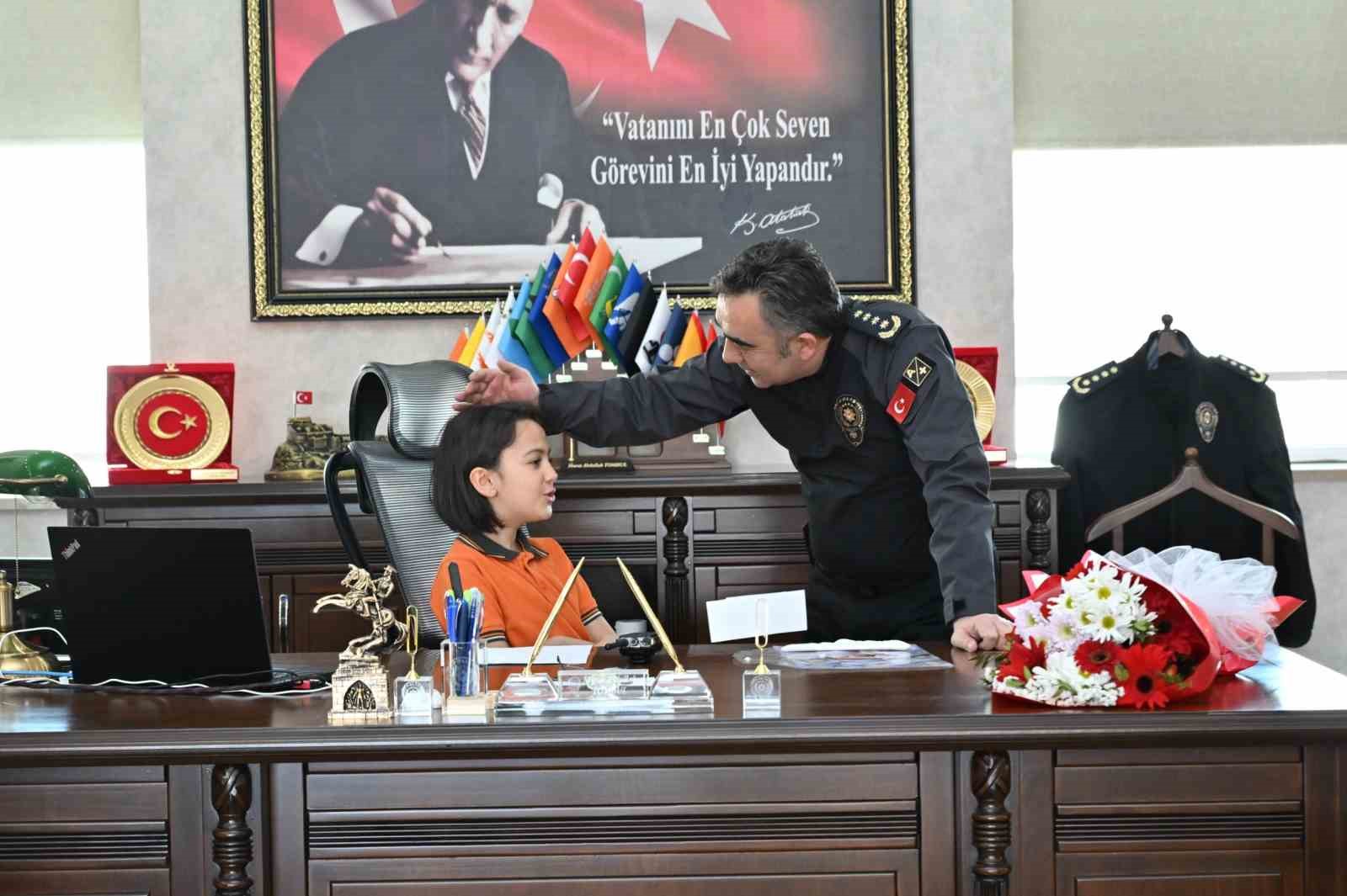 Kars’ta 23 Nisan coşkusu: İlkokul öğrencisi emniyet müdürü koltuğuna oturdu
