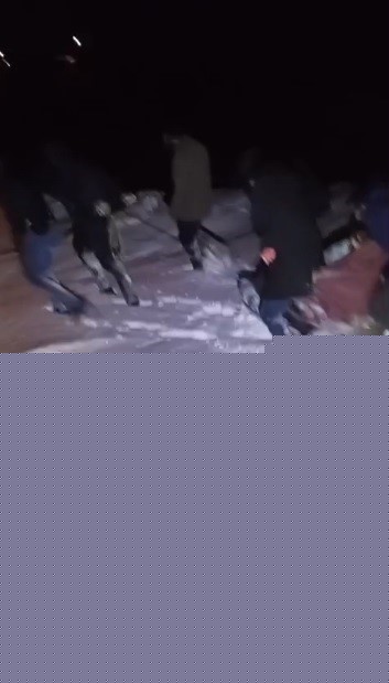 Kars’ta 85 yaşındaki hasta leğenle taşınarak ambulansa ulaştırıldı
