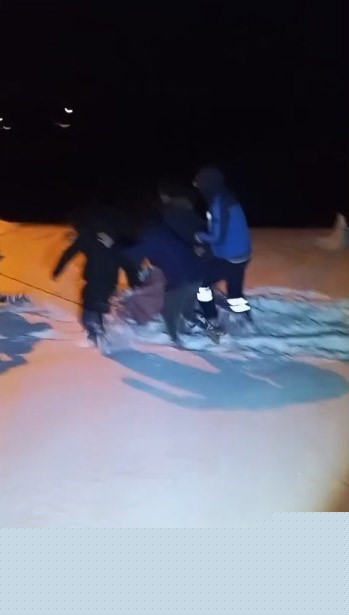 Kars’ta 85 yaşındaki hasta leğenle taşınarak ambulansa ulaştırıldı
