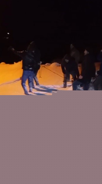 Kars’ta 85 yaşındaki hasta leğenle taşınarak ambulansa ulaştırıldı
