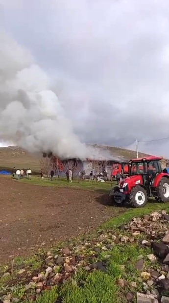 Kars’ta alevlere teslim olan ev kullanılamaz hale geldi
