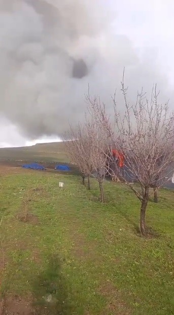 Kars’ta alevlere teslim olan ev kullanılamaz hale geldi
