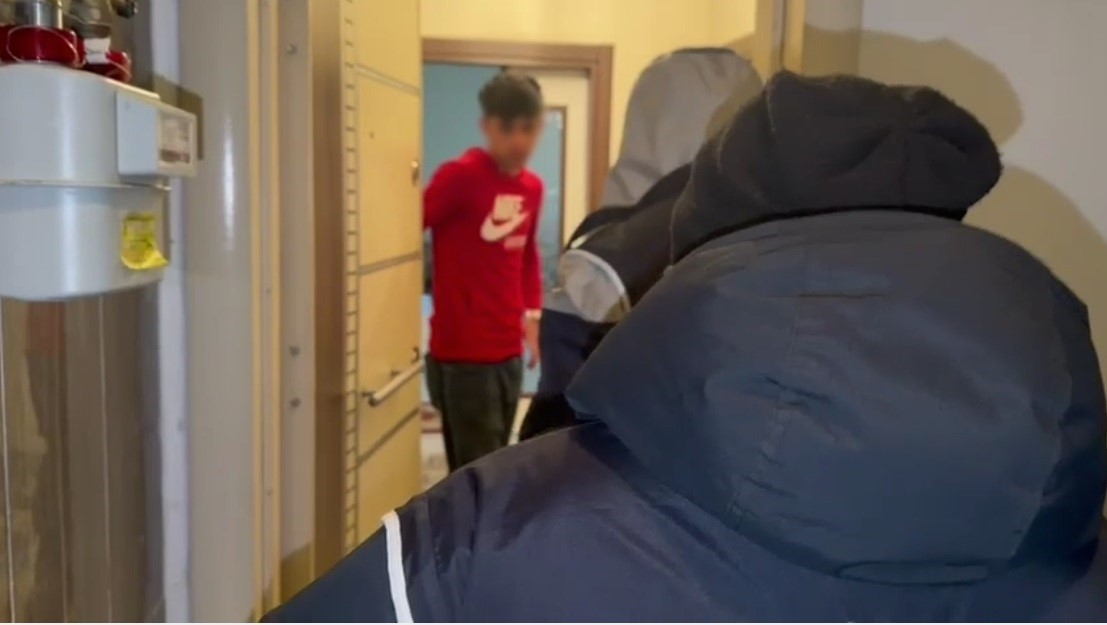 Kars’ta apartta 4 düzensiz göçmen yakalandı
