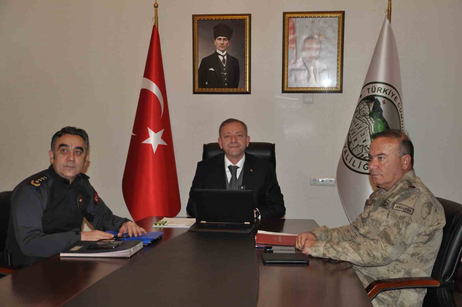 Kars’ta Aralık ayı asayiş ve güvenlik toplantısı yapıldı
Kars’ta Aralık ayı asayiş ve güvenlik toplantısı yapıldı