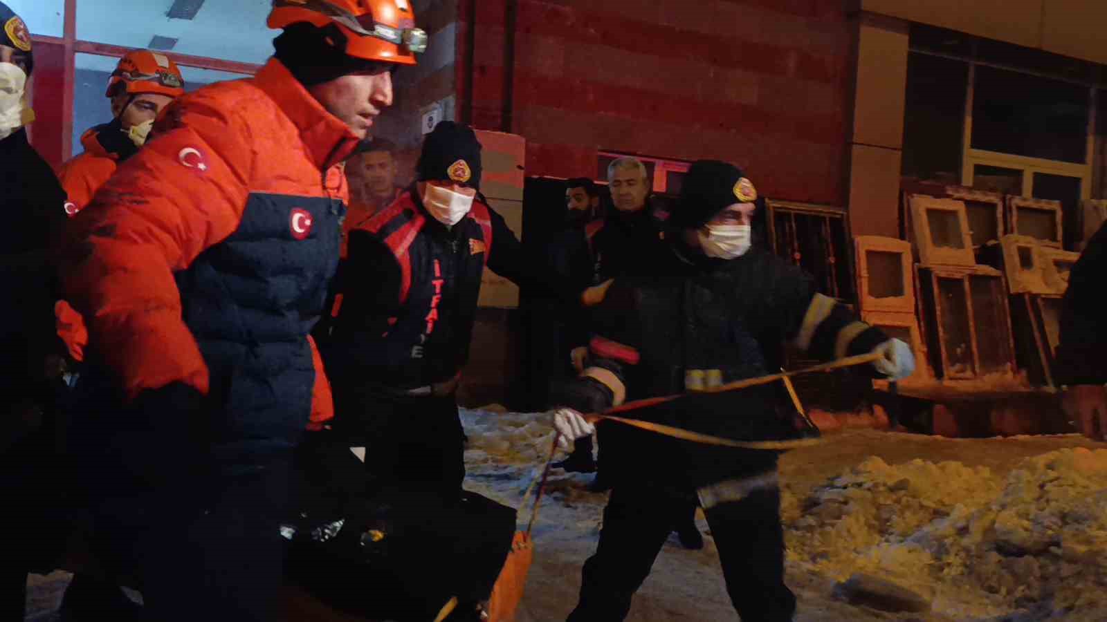 Kars’ta asansör boşluğuna düşen bir kişi hayatını kaybetti
