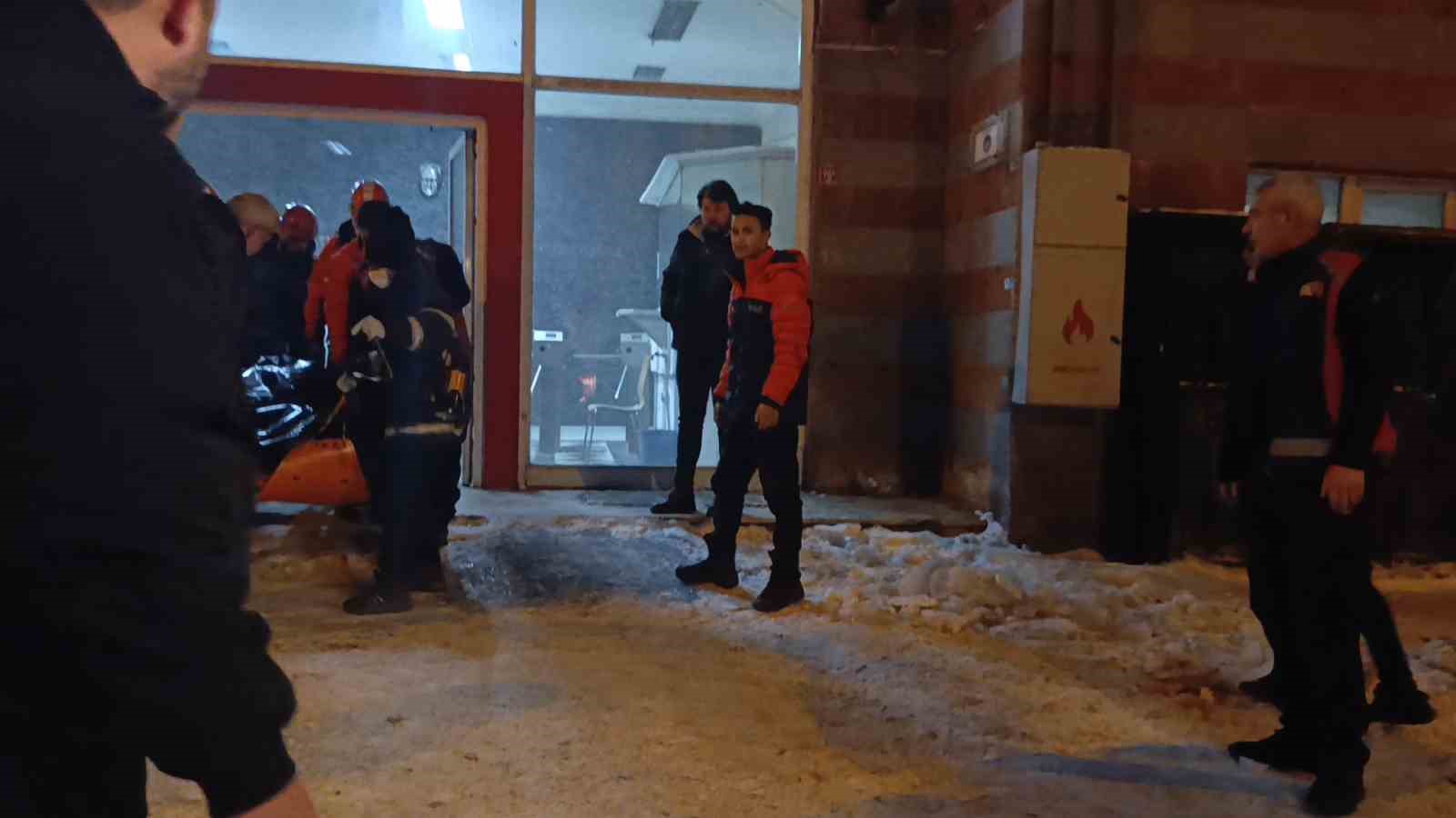 Kars’ta asansör boşluğuna düşen bir kişi hayatını kaybetti
