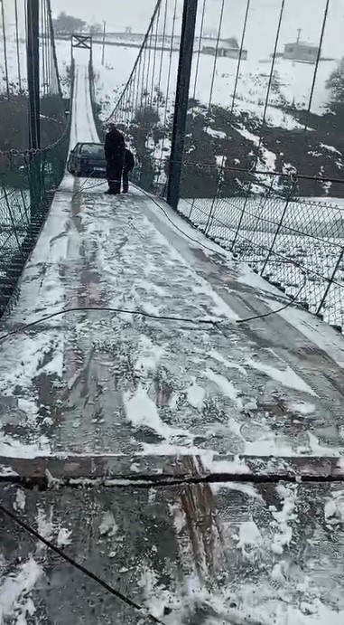 Kars’ta asma köprüde korku dolu anlar: Otomobil buzda kayarak asılı kaldı

