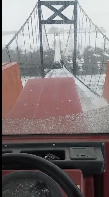 Kars’ta asma köprüde korku dolu anlar: Otomobil buzda kayarak asılı kaldı
