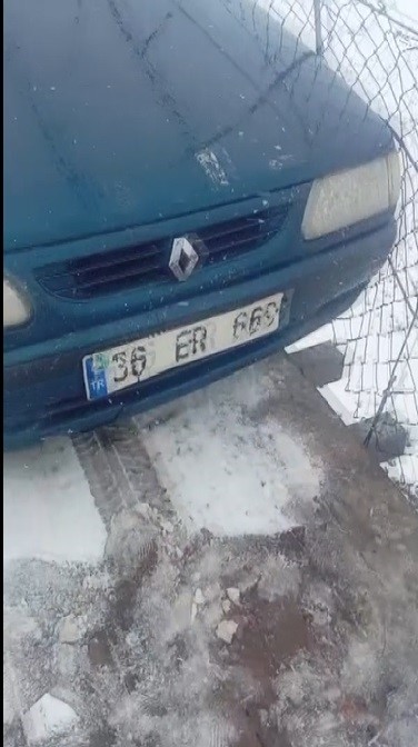 Kars’ta asma köprüde korku dolu anlar: Otomobil buzda kayarak asılı kaldı
