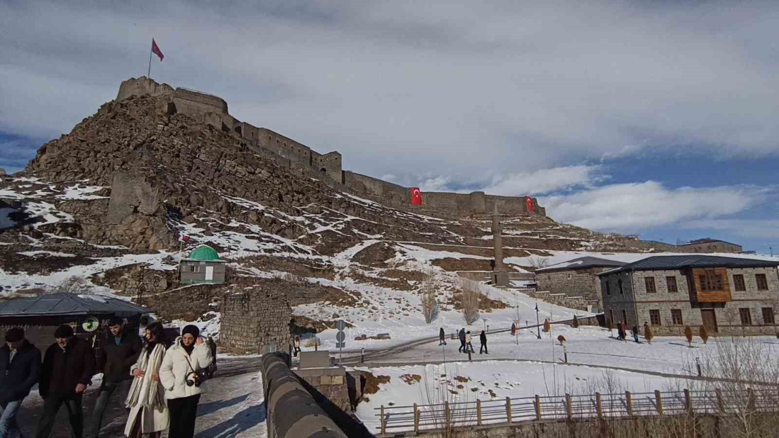 Kars’ta bahar havası: Güneşi gören kendisini dışarı attı
