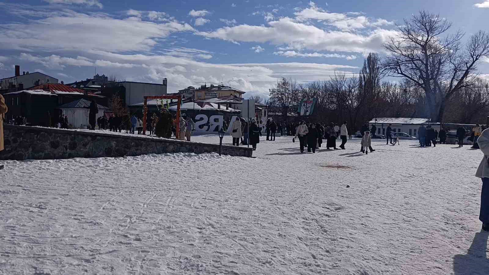 Kars’ta bahar havası: Güneşi gören kendisini dışarı attı
