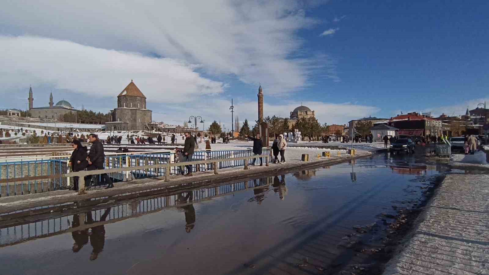Kars’ta bahar havası: Güneşi gören kendisini dışarı attı
