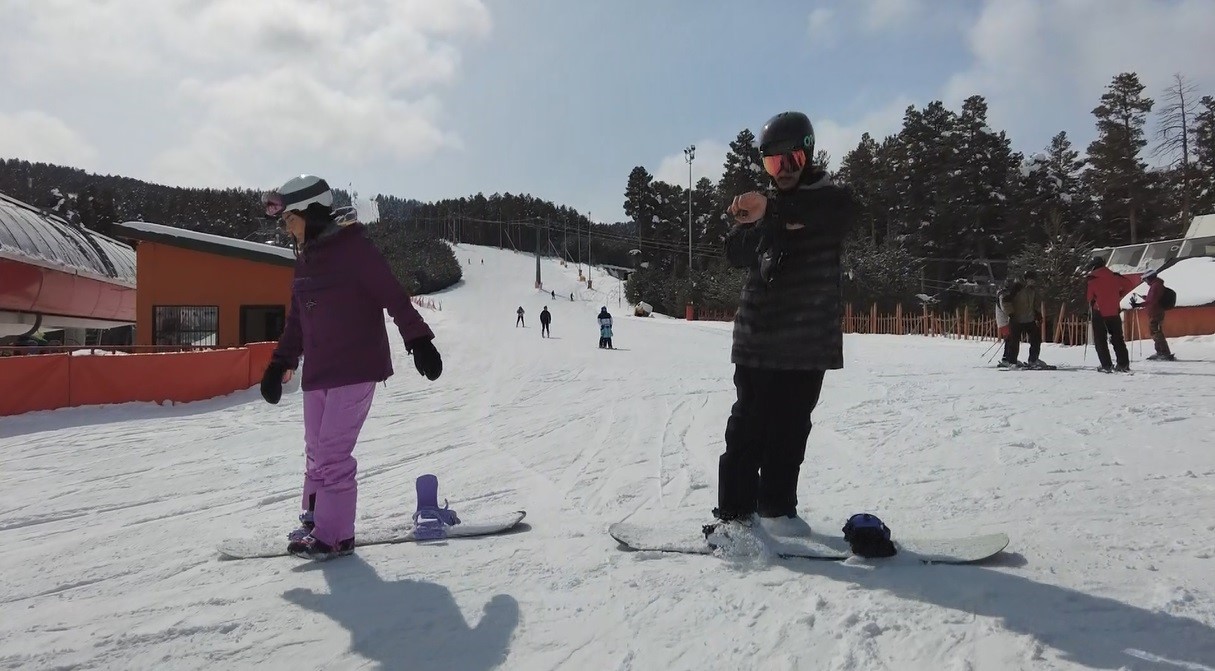 Kars’ta bahar ortasında kayak keyfi: Çam ormanları arasındaki kayak merkezi havadan görüntülendi
