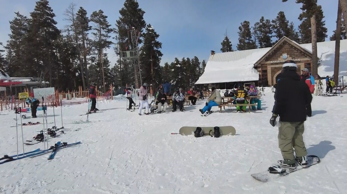 Kars’ta bahar ortasında kayak keyfi: Çam ormanları arasındaki kayak merkezi havadan görüntülendi
