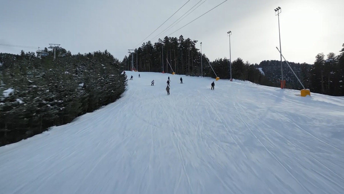 Kars’ta bahar ortasında kayak keyfi: Çam ormanları arasındaki kayak merkezi havadan görüntülendi
