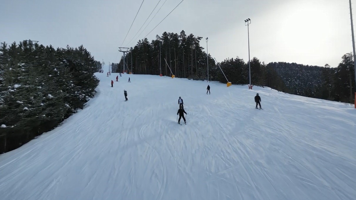 Kars’ta bahar ortasında kayak keyfi: Çam ormanları arasındaki kayak merkezi havadan görüntülendi

