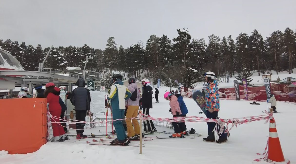 Kars’ta bahar ortasında kayak keyfi: Çam ormanları arasındaki kayak merkezi havadan görüntülendi
