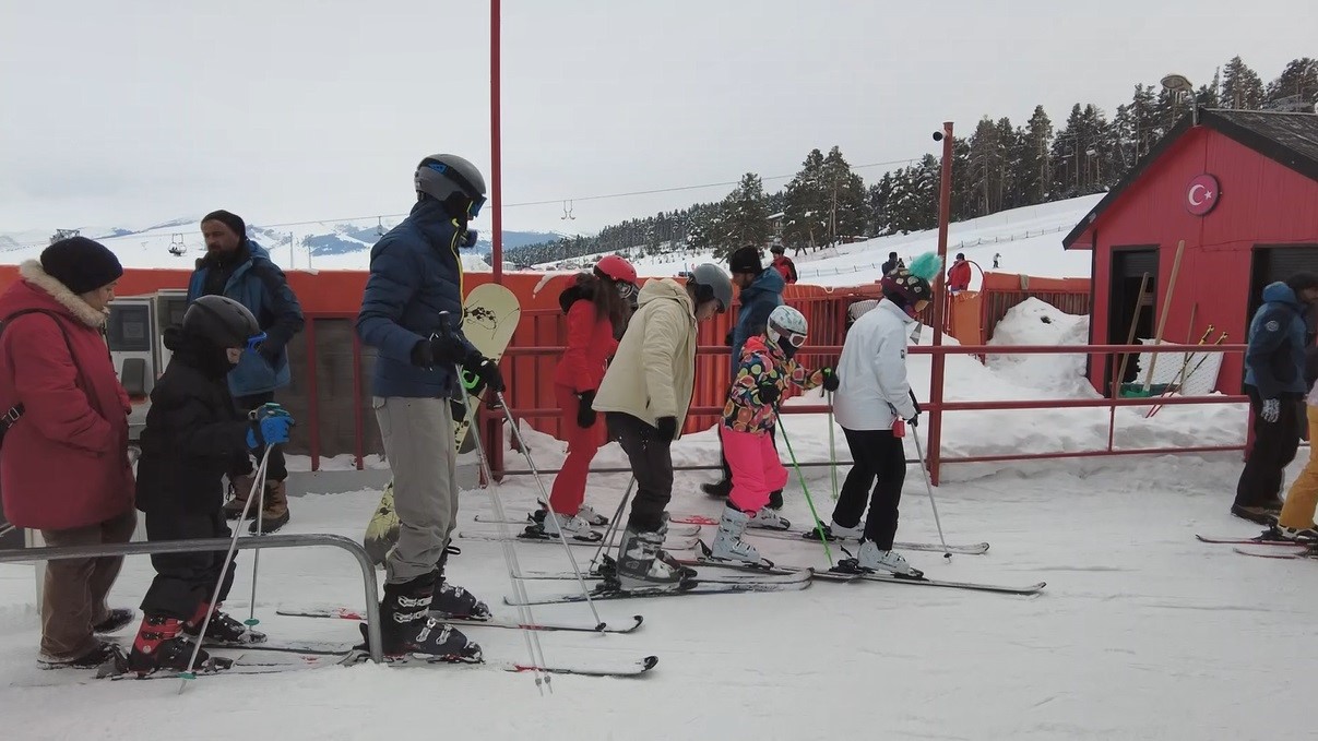 Kars’ta bahar ortasında kayak keyfi: Çam ormanları arasındaki kayak merkezi havadan görüntülendi
