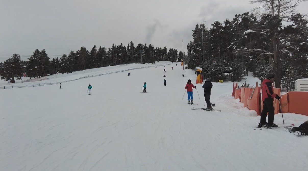 Kars’ta bahar ortasında kayak keyfi: Çam ormanları arasındaki kayak merkezi havadan görüntülendi
