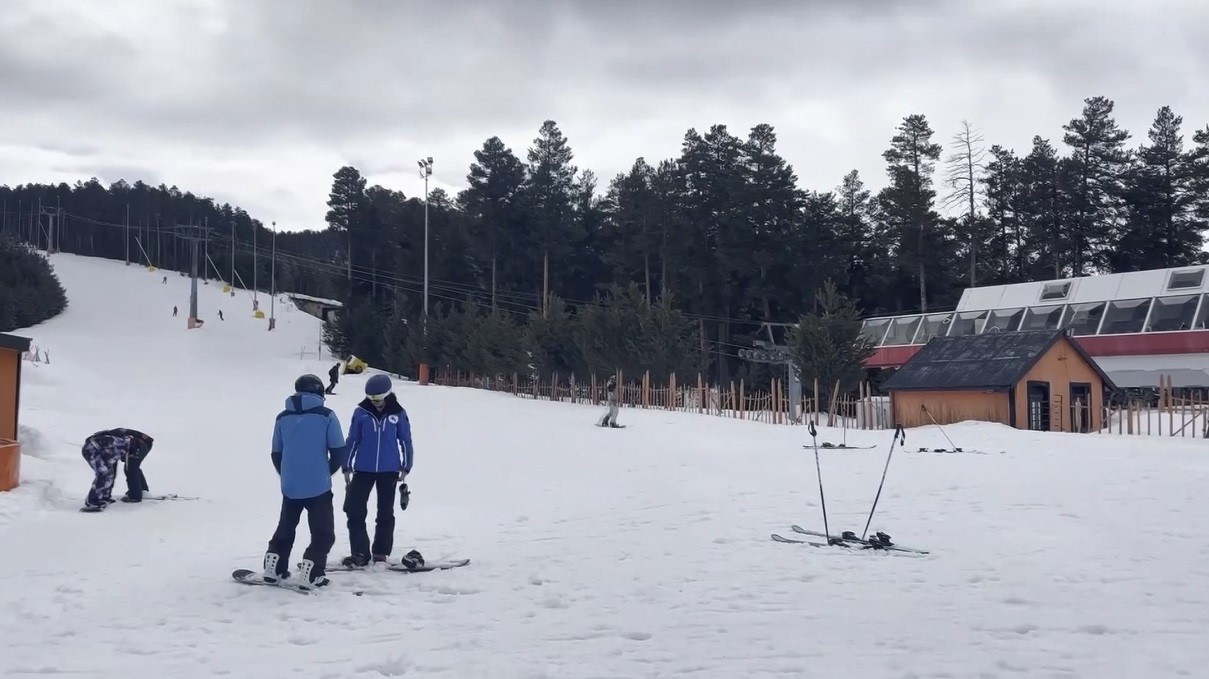 Kars’ta bahar ortasında kayak keyfi: Sarıkamış’ta sezon nisanda da sürüyor
Kars’ta bahar ortasında kayak keyfi: Sarıkamış’ta sezon nisanda da sürüyor