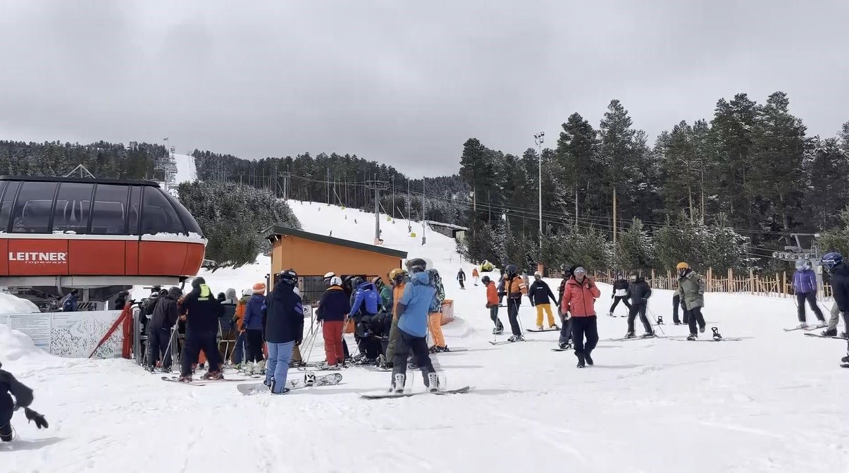 Kars’ta bahar ortasında kayak keyfi: Sarıkamış’ta sezon nisanda da sürüyor
Kars’ta bahar ortasında kayak keyfi: Sarıkamış’ta sezon nisanda da sürüyor