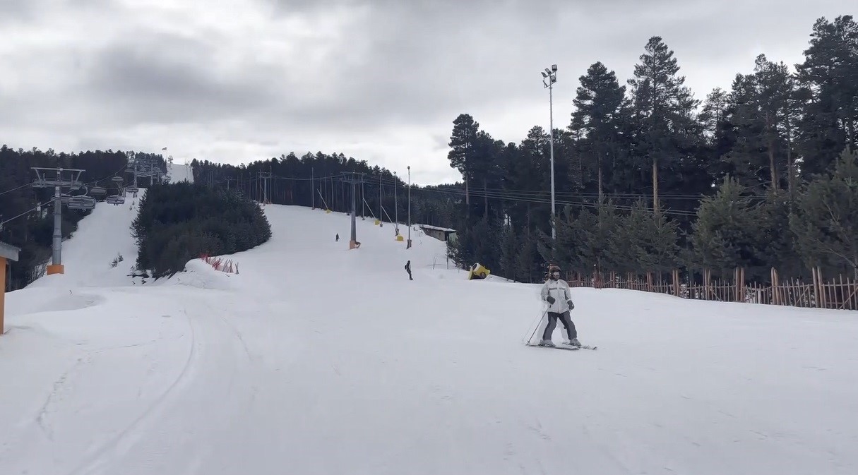 Kars’ta bahar ortasında kayak keyfi: Sarıkamış’ta sezon nisanda da sürüyor
Kars’ta bahar ortasında kayak keyfi: Sarıkamış’ta sezon nisanda da sürüyor