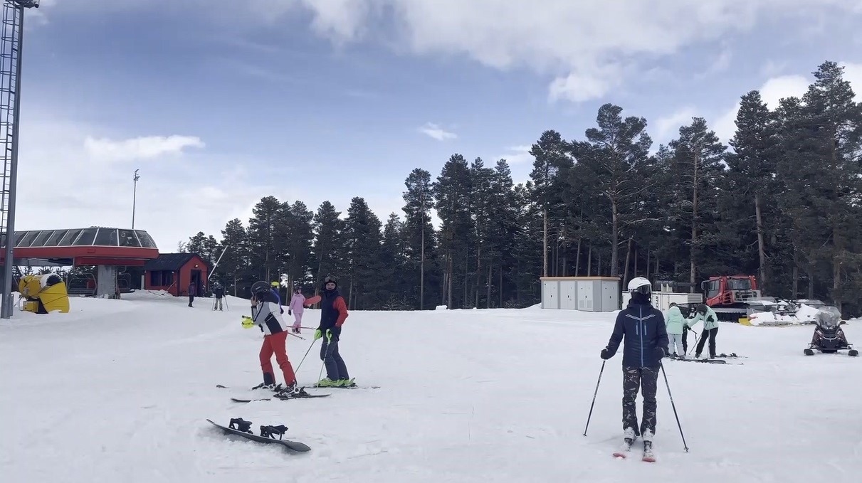 Kars’ta bahar ortasında kayak keyfi: Sarıkamış’ta sezon nisanda da sürüyor
Kars’ta bahar ortasında kayak keyfi: Sarıkamış’ta sezon nisanda da sürüyor