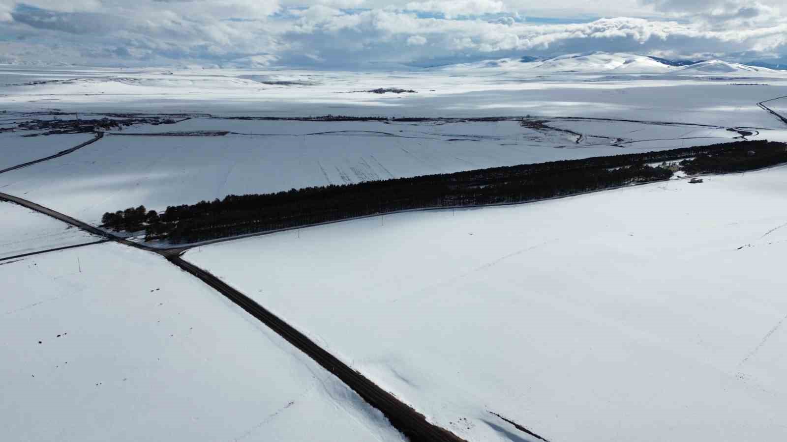 Kars’ta bahar ortasında kış manzarası: Benliahmet İstasyonu beyaza büründü
