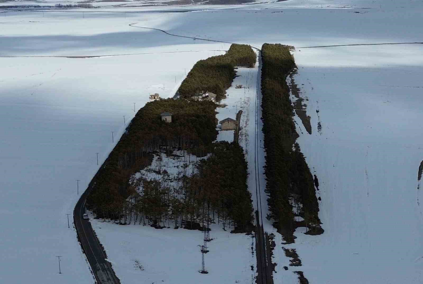 Kars’ta bahar ortasında kış manzarası: Benliahmet İstasyonu beyaza büründü
