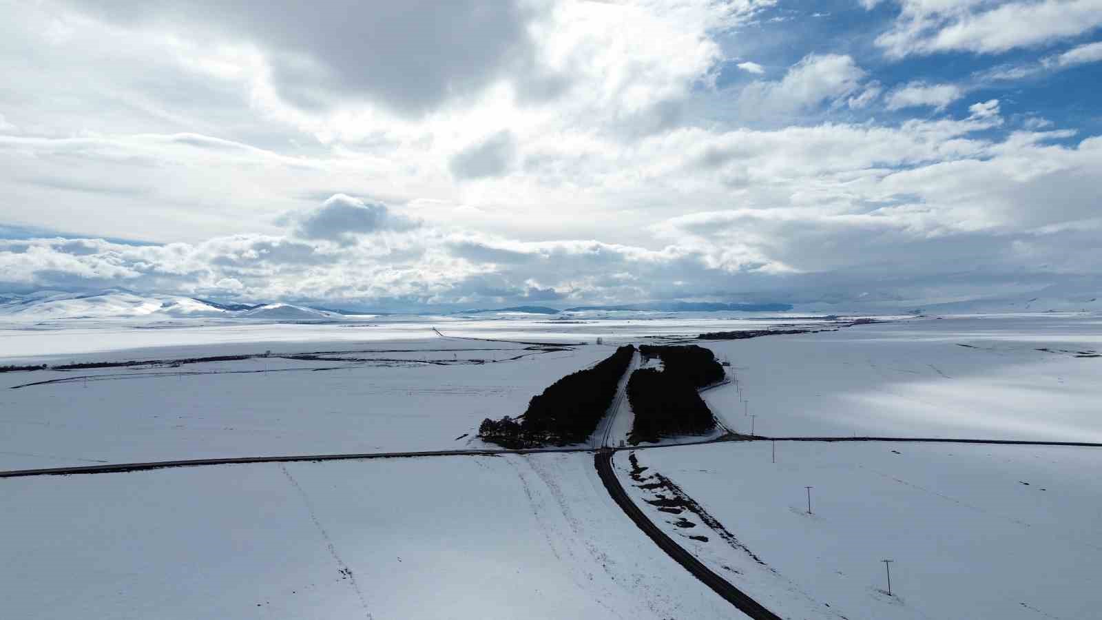 Kars’ta bahar ortasında kış manzarası: Benliahmet İstasyonu beyaza büründü
