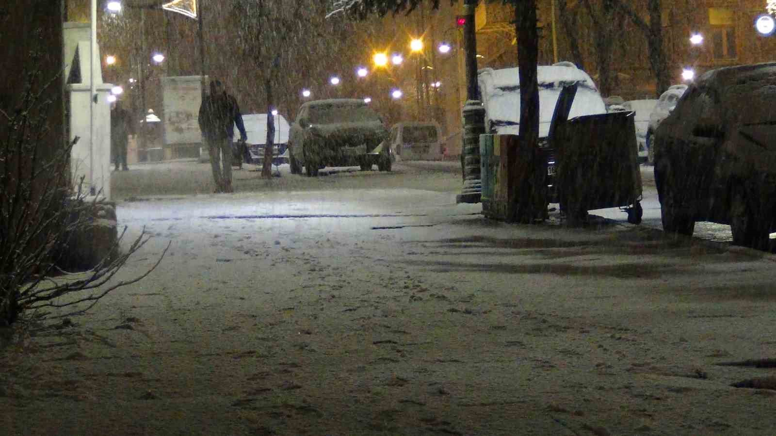 Kars’ta bahar yerini kışa bıraktı: Kar yağışı kenti beyaza bürüdü
