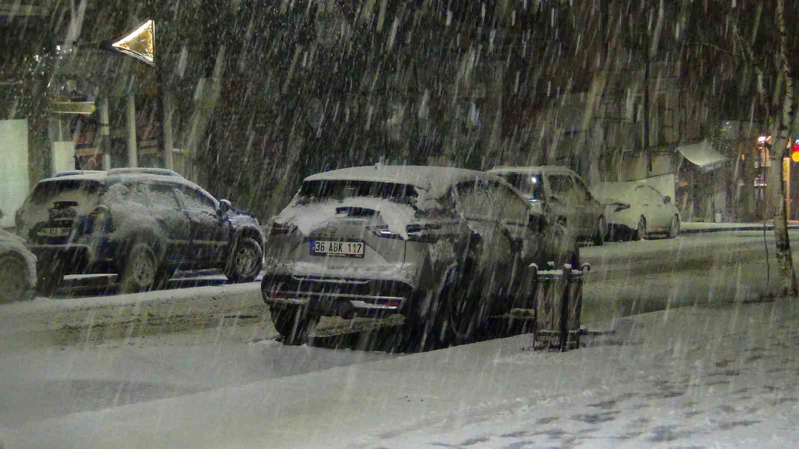 Kars’ta bahar yerini kışa bıraktı: Kar yağışı kenti beyaza bürüdü
