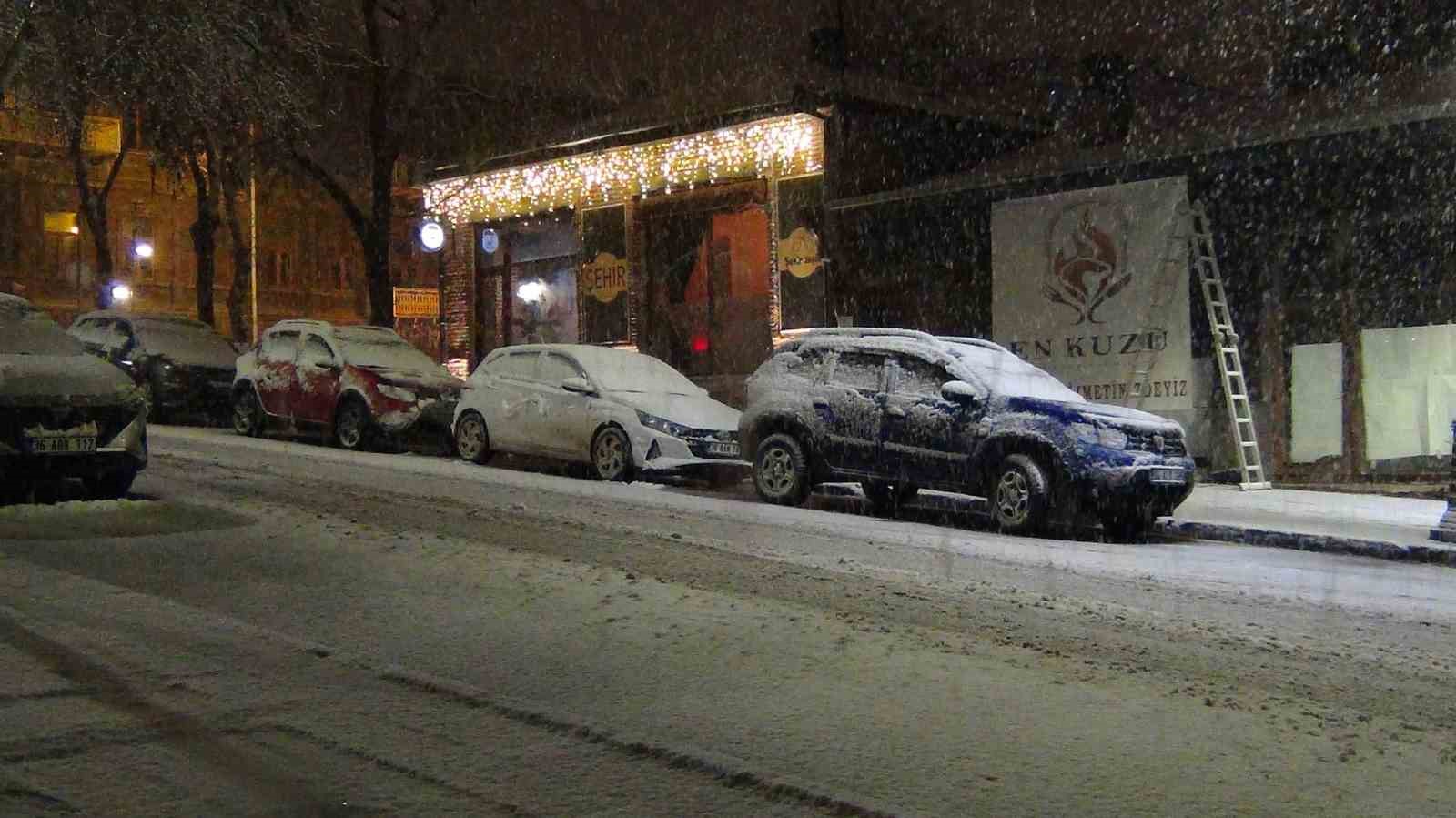 Kars’ta bahar yerini kışa bıraktı: Kar yağışı kenti beyaza bürüdü
