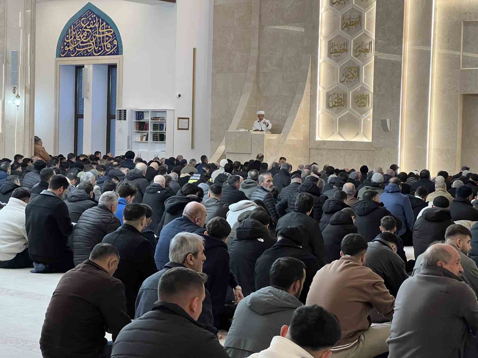 Kars’ta bayram namazında camiler doldu, taştı

