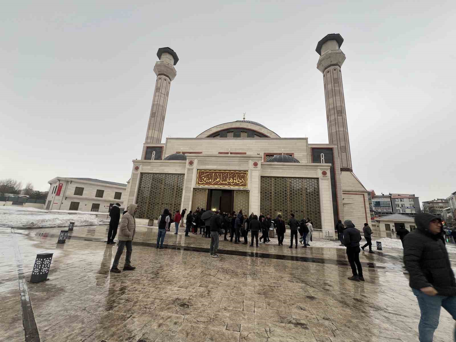 Kars’ta bayram namazında camiler doldu, taştı
