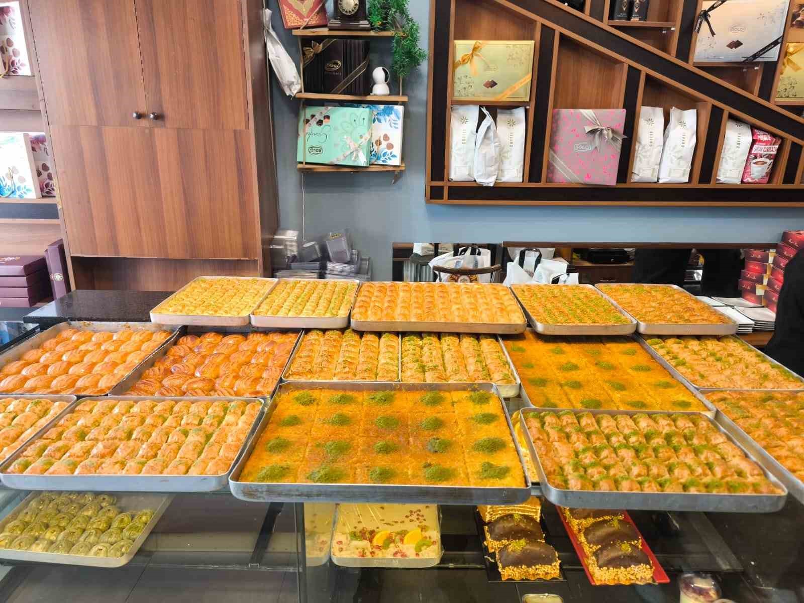 Kars’ta bayram öncesi tatlıcılar yoğun mesai yapıyor
