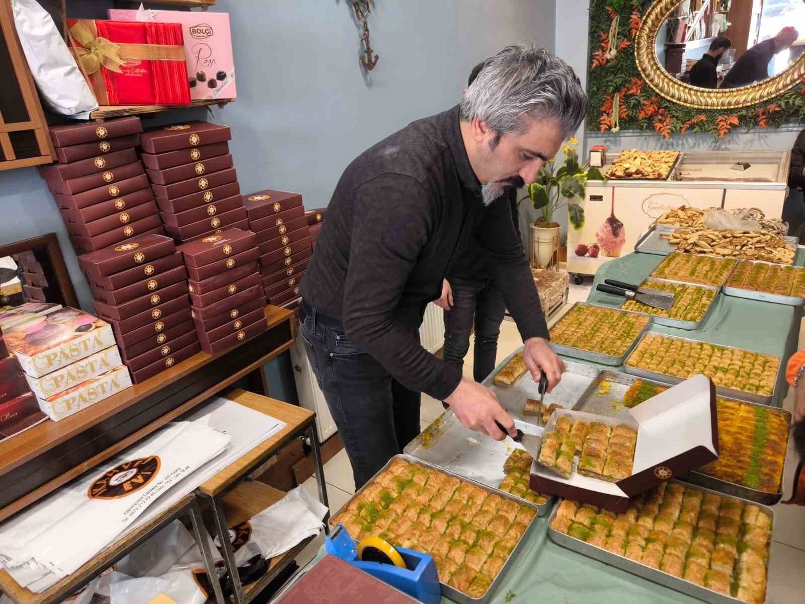 Kars’ta bayram öncesi tatlıcılar yoğun mesai yapıyor
