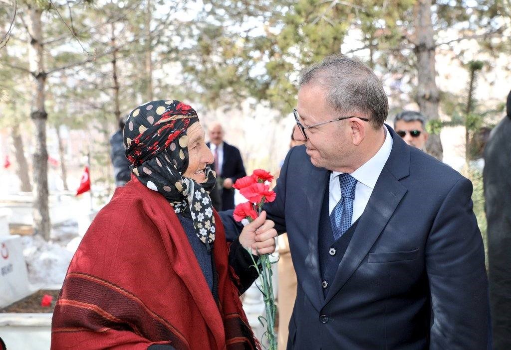 Kars’ta bayramda şehitliğe anlamlı ziyaret
Kars’ta bayramda şehitliğe anlamlı ziyaret
