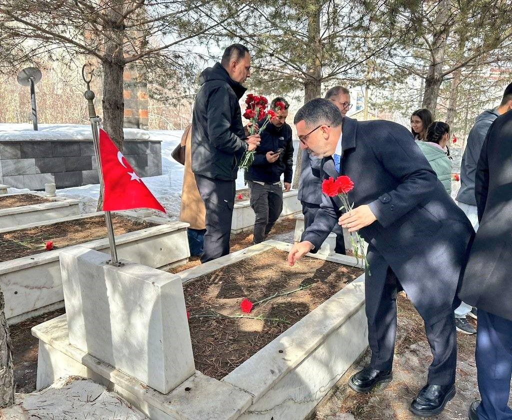 Kars’ta bayramda şehitliğe anlamlı ziyaret
Kars’ta bayramda şehitliğe anlamlı ziyaret