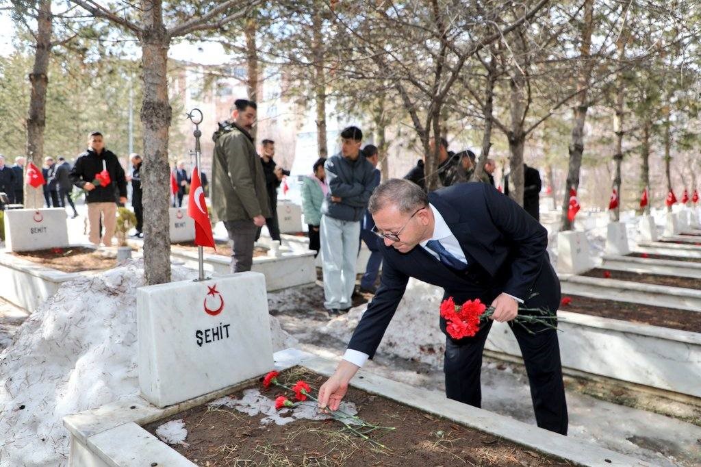 Kars’ta bayramda şehitliğe anlamlı ziyaret
Kars’ta bayramda şehitliğe anlamlı ziyaret