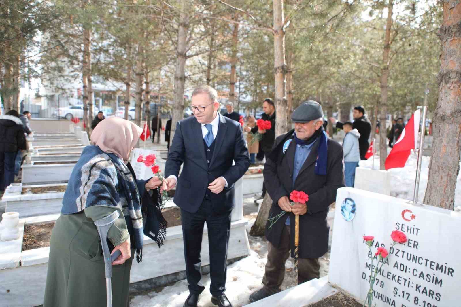 Kars’ta bayramda şehitliğe anlamlı ziyaret
Kars’ta bayramda şehitliğe anlamlı ziyaret