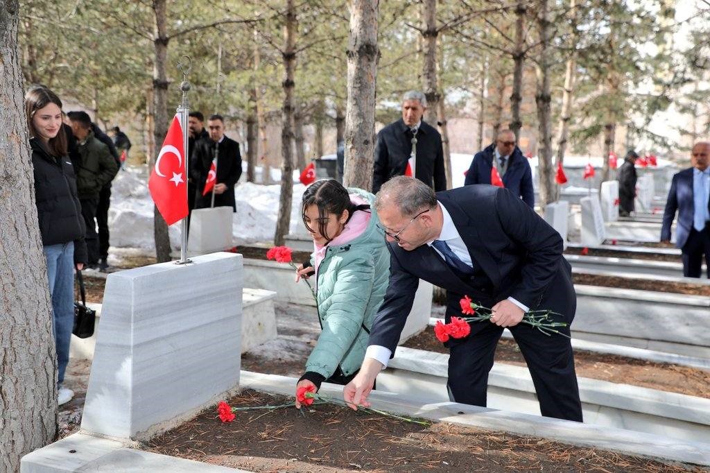 Kars’ta bayramda şehitliğe anlamlı ziyaret
Kars’ta bayramda şehitliğe anlamlı ziyaret