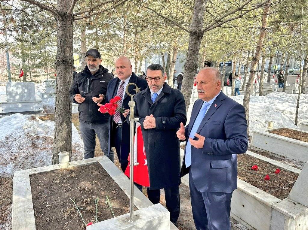 Kars’ta bayramda şehitliğe anlamlı ziyaret
Kars’ta bayramda şehitliğe anlamlı ziyaret