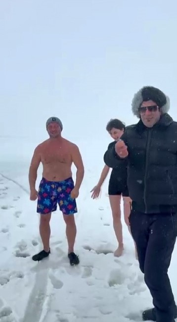 Kars’ta bir kadın Çıldır Gölü’nün buz gibi suyuna girdi
